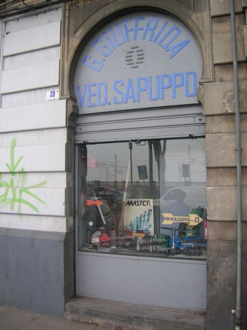 Sapuppo.it - La vetrina di via Sei Aprile 39