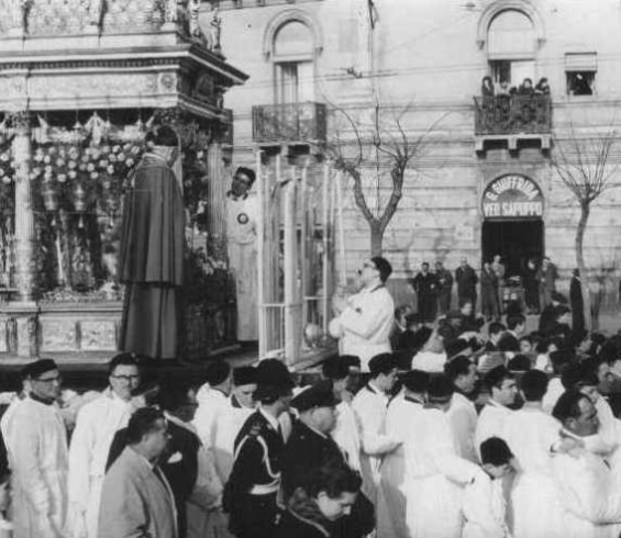 Sapuppo.it - Il passaggio di Sant'Agata davanti al negozio nel 1962